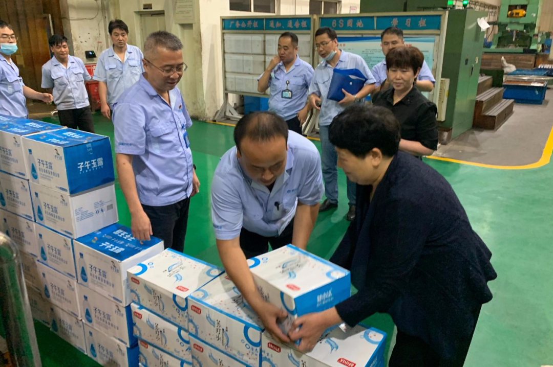 ​陕西省总工会党组成员李秀华一行到秦川集团慰问一线职工